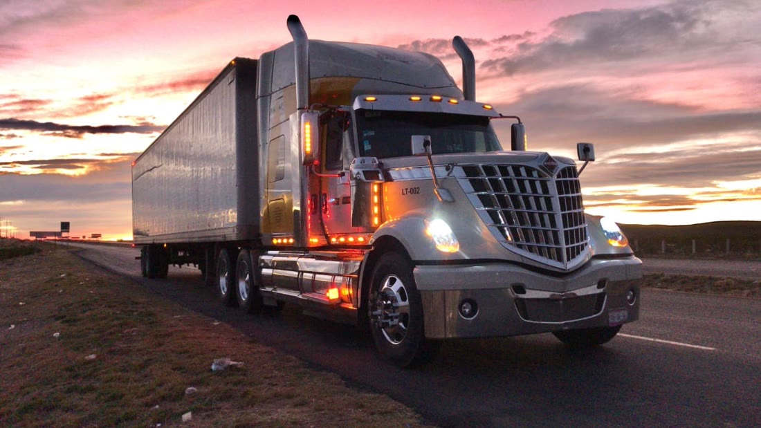 Tracto Loreto Trucking al atardecer en carretera