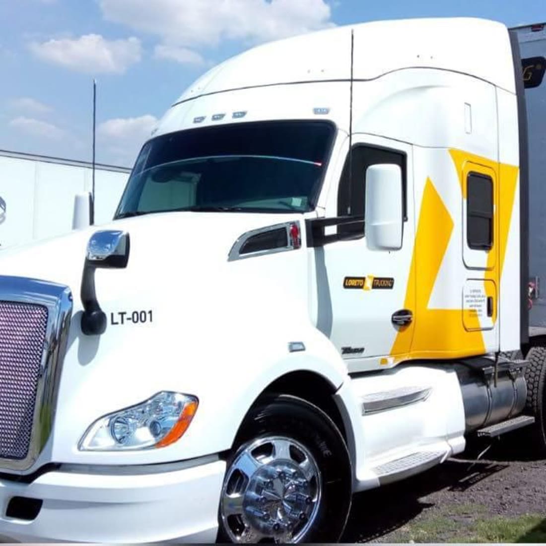 Tracto Loreto Trucking de frente